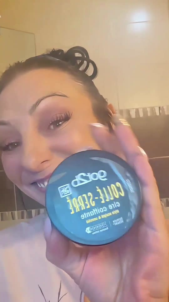 Angélique présentant un produit coiffant got2b