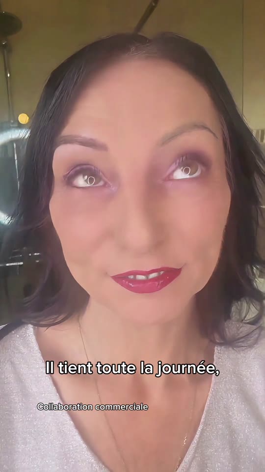 Angélique présentant un mascara