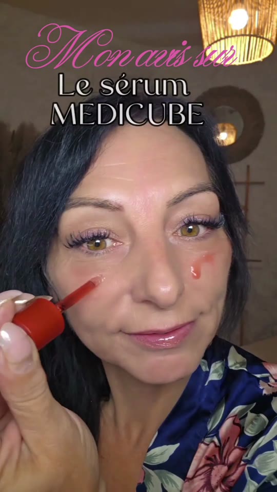 Angélique appliquant un sérum Medicube